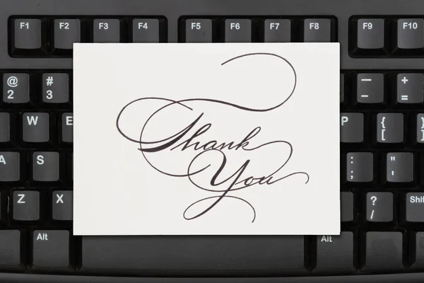Μήνυμα Ευχαριστώ Μια Λευκή Ευχετήρια Κάρτα Ένα Μαύρο Πληκτρολόγιο — Φωτογραφία Αρχείου