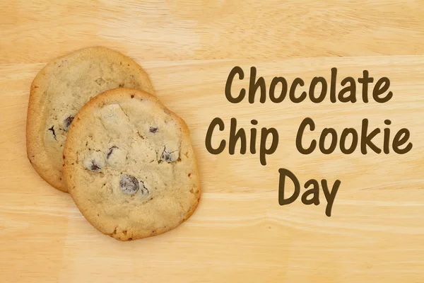 チョコレートチップクッキーの日のメッセージは 木製のテーブルの上に自家製のチョコレートチップクッキー ストック画像