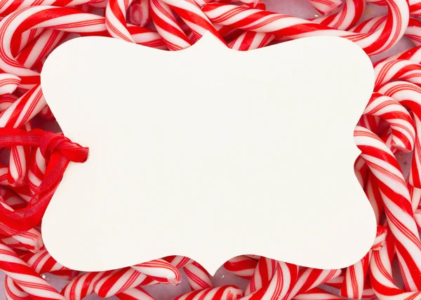 Leere Geschenkanhänger Auf Einem Stapel Zuckerstangen Für Weihnachten Mit Kopierplatz — Stockfoto