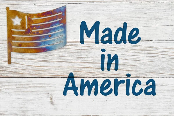 Made America Botschaft Mit Einer Alten Amerikanischen Metallfahne Auf Verwittertem Stockbild