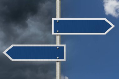 Fırtınalı ve açık mavi gökyüzü üzerinde mesajınız için iki boş mavi yol tabelası.