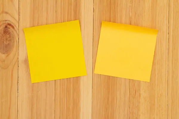 Dos Papel Adhesivo Amarillo Madera Con Espacio Copia Para Mensaje Imagen de stock