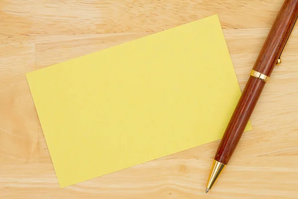 Blank Żółty Kartka Indeks Papieru Piórem Drewnianym Biurku Miejsca Kopię Obrazek Stockowy