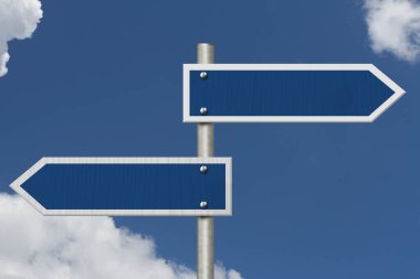 Mesajınız için açık mavi gökyüzünde iki boş mavi yol tabelası.