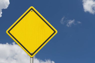 Boş sarı ve siyah uyarı. Mesajınız için mavi gökyüzü ile ABD otoyolu tabelası.