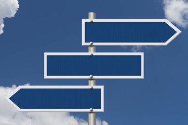 Mesajınız için açık mavi gökyüzü ve fotokopi alanı olan üç boş mavi yol tabelası.