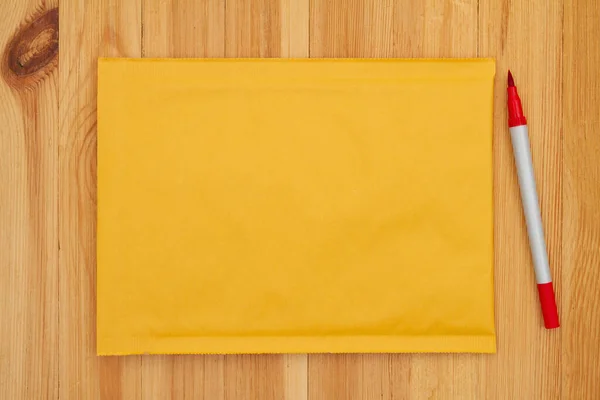 Pusta Żółta Bańka Koperta Pocztowa Markerem Drewnianym Biurku Miejscem Kopiowania Obrazek Stockowy