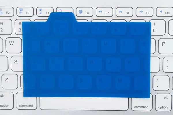 Carte Plastique Bleue Vierge Sur Clavier Gris Avec Espace Copie Images De Stock Libres De Droits