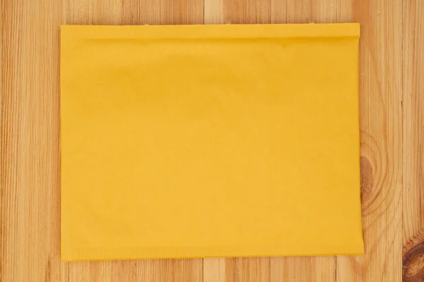 Blanco Gele Bel Mailing Enveloppe Houten Bureau Met Kopieerruimte Voor Stockafbeelding