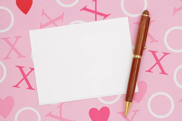 Leere Weiße Grußkarte Mit Stift Auf Rosa Liebespapier Stockfoto