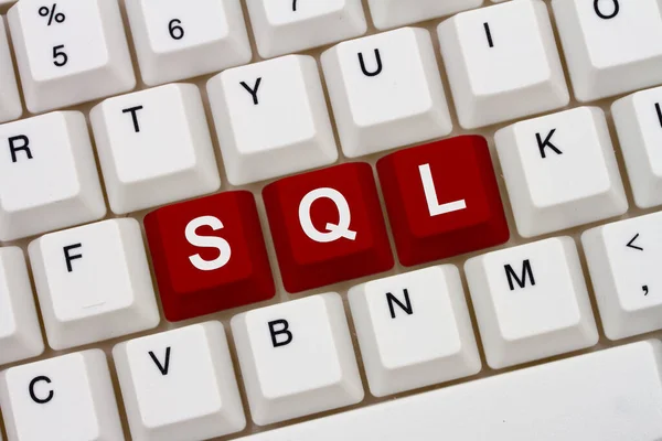 Sqlでのコンピュータコーディング 赤いハイライト付きテキストのキーボードのクローズアップ Sql ストック画像