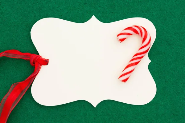 Blanco Geschenktag Met Een Snoepstok Voor Kerstmis Met Kopieerruimte Voor Rechtenvrije Stockafbeeldingen