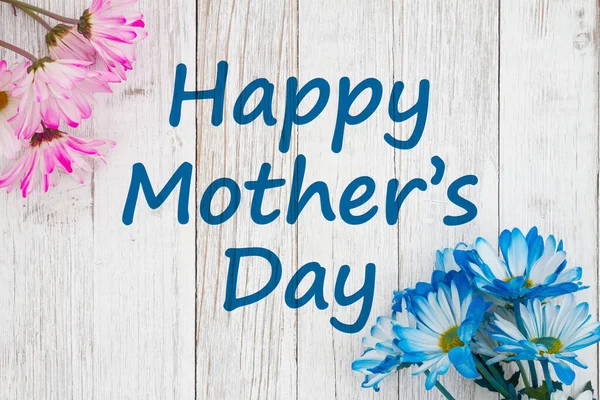 Szczęśliwy Dzień Matki Wiadomość Niebieskimi Różowymi Stokrotki Wiązanka Kwiatów Wietrznym Zdjęcie Stockowe