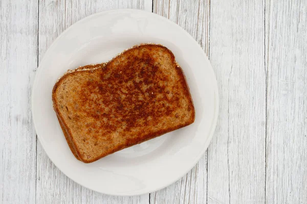 Toastbrot Aus Vollkorn Auf Einem Teller Auf Einem Verwitterten Teller Stockfoto