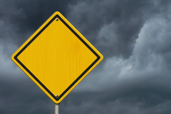 Señal Blanco Advertencia Amarilla Negra Autopista Usa Con Cielo Tormentoso —  Fotos de Stock