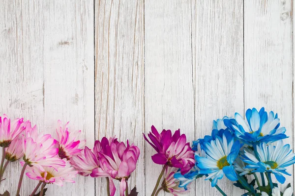 Puste Niebieskie Różowe Stokrotki Bukiet Kwiatów Pogodnym Białym Tle Drewna — Zdjęcie stockowe