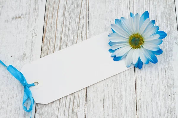Üres Ajándék Címke Egy Virággal Időjárásálló Fehérre Meszelt Íróasztalon — Stock Fotó