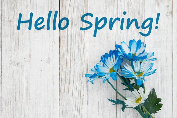 こんにちは青いデイジーと春のメッセージ風化した白木の上の花の束 — ストック写真