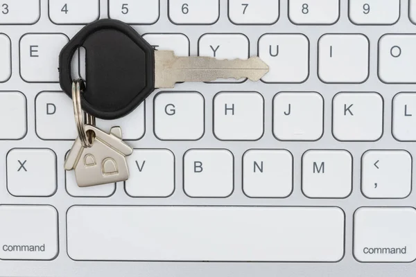 Chave Com Chaveiro Casa Teclado Cinza Para Sua Mensagem Imobiliária — Fotografia de Stock