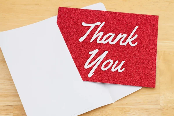 Dank Rode Glitter Wenskaart Met Een Envelop Een Bureau — Stockfoto