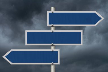 Mesajınız için gökyüzü fırtınalı, üç tane boş mavi yol tabelası.