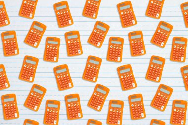 Okul veya finans tasarımı için kullanılan kağıt üzerinde turuncu hesap makinesi arkaplanı