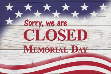 Kırmızı, beyaz ve mavi Amerikan bayrak yıldızlı Kapalı Anma Günü tabelası