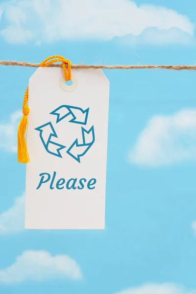 Recycler Vous Plaît Message Étiquette Cadeau Blanc Avec Ruban Jaune — Photo