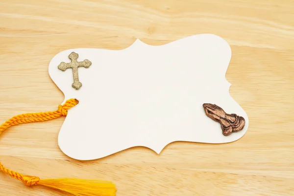 Blank Gift Tag Yellow Ribbon Praying Hands Cross Wood Desk — Stock Photo, Image