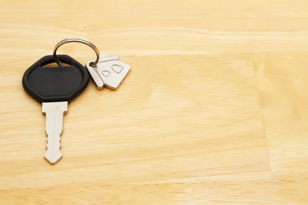 Musterhaus Auf Einem Schlüsselanhänger Auf Dem Holztisch Für Den Kauf — Stockfoto