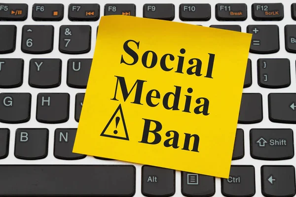 Сообщение Запрете Социальных Сетей Жёлтой Липкой Ноте Чёрно Серебряной Клавиатуре — стоковое фото