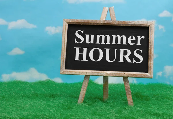 Summer Hours Message Standing Chalkboard Grass Clear Sky — Stock Photo, Image