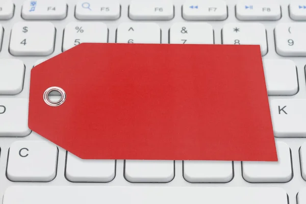 灰色键盘上空白的红色礼品标签 并为您的在线销售信息提供复制空间 — 图库照片