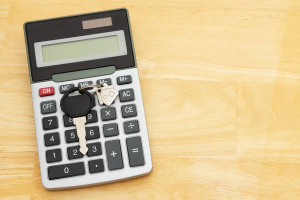 Hypotheek Calculator Met Modelhuis Aan Een Sleutelhanger Houten Bureau Voor — Stockfoto