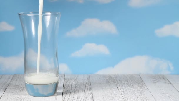 Verser Lait Dans Verre Sur Une Table Bois Avec Ciel — Video