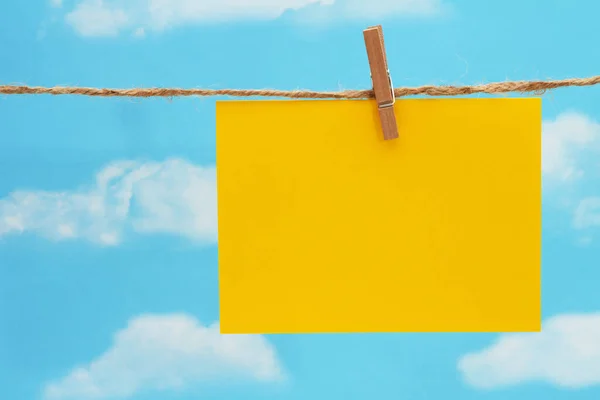 Leere Gelbe Grußkarte Über Dem Himmel Mit Kopierplatz Für Ihre — Stockfoto