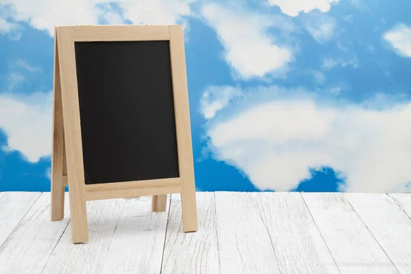 Chalkboard Ereto Branco Madeira Weathered Com Céu Desobstruído Com Espaço — Fotografia de Stock