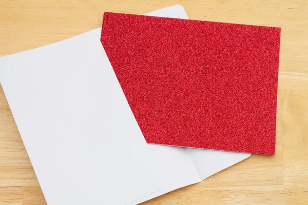 Leere Rote Glitzergrüßkarte Mit Umschlag Auf Dem Schreibtisch — Stockfoto