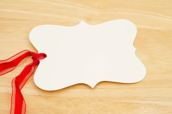 Etiqueta Presente Branco Com Fita Vermelha Mesa Madeira Com Espaço — Fotografia de Stock