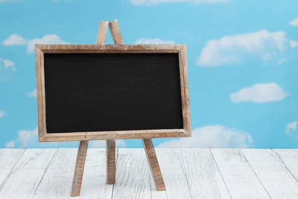 Chalkboard Ereto Branco Madeira Weathered Com Céu Desobstruído Com Espaço — Fotografia de Stock