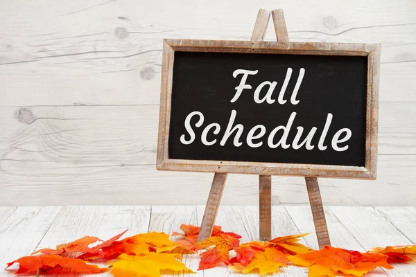 Fall Schedule Υπογράψει Όρθια Chalkboard Ξεπερασμένο Ξύλο Φύλλα Πτώση — Φωτογραφία Αρχείου