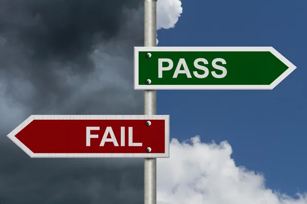 Pass versus Fail — Stockfoto