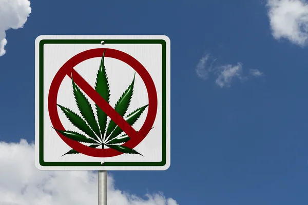 Bilkörning under påverkan av marijuana — Stockfoto