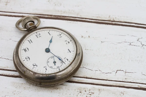 Vecchio orologio da tasca su sfondo in legno — Foto Stock