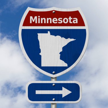 Minnesota 'ya yol gezisi, kırmızı, beyaz ve mavi otobanlar arası yol tabelası Minnesota ve gökyüzü arka planlı Minnesota haritası