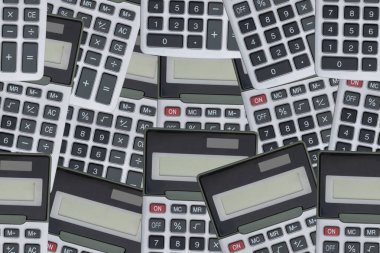 Üst üste binen gri hesap makineleri kusursuz ve tekrarlayan bir arka plan oluşturuyor, finansal analiz, muhasebe kavramları, iş eğitimi ve bütçe planlama tasarımları için ideal.