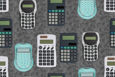 Renkli hesap makineleri, finans, eğitim, muhasebe, bütçe ve işletmeyle ilgili tasarım projeleri için uygun, tekrarlayan ve pürüzsüz bir arkaplan modelinde düzenlenmiştir..