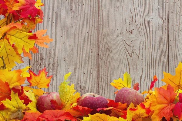 Hojas de otoño y fondo de manzanas — Foto de Stock