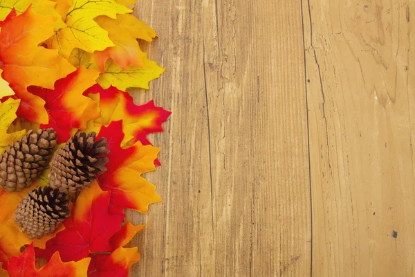 Hojas de otoño y clima Fondo de madera — Foto de Stock