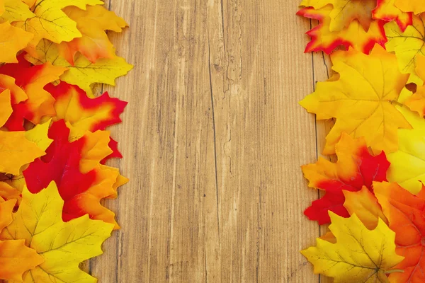 Hojas de otoño y clima Fondo de madera — Foto de Stock